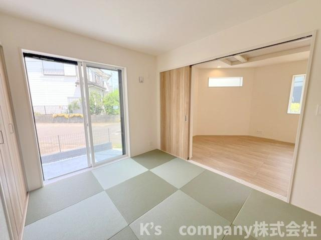 ◎茅ヶ崎市室田3丁目　新築戸建　2号棟の和室|リビングに隣接している畳スペース5.2帖◇