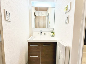 【独立洗面台】 | 御崎２丁目　中古戸建 | 身だしなみを整えるのに重宝するシャワー付きの洗面台です♪洗面台に収納もあるため、整頓しやすいですね！ 