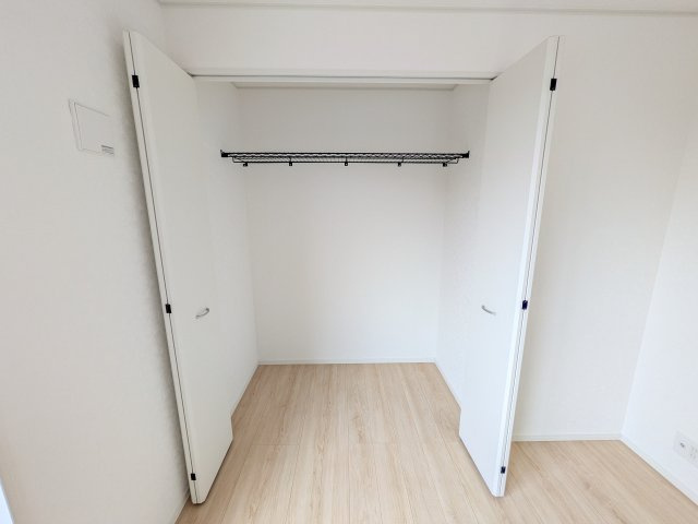 我孫子市湖北台　第25　新築戸建て　１号棟の収納|大容量のクローゼットを完備。衣類から季節家電までスッキリ片付き、空間を有効活用できます。