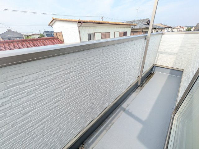 我孫子市湖北台　第25　新築戸建て　１号棟のバルコニー|洗濯物も布団もまとめて干せるワイド設計。
広々としたワイドバルコニーで、家事の効率が上がり、日々の暮らしが快適になります。