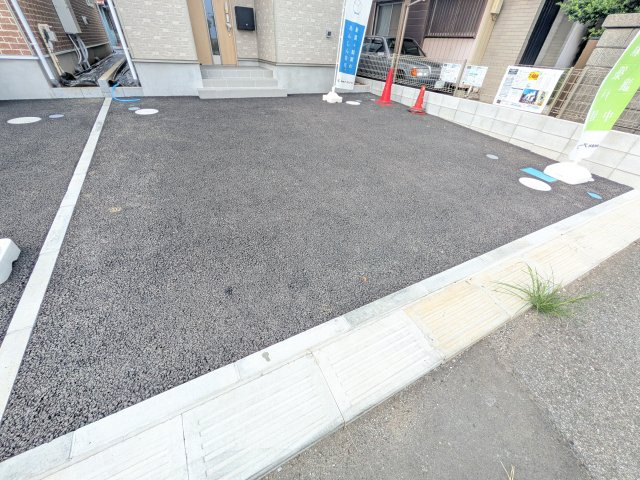 我孫子市湖北台　第25　新築戸建て　１号棟の駐車場|駐車2台可能で、出し入れしやすいゆとりのカースペース。
月々の駐車場代が不要な点も大きな魅力です。