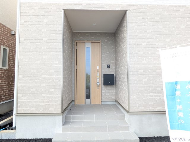 我孫子市湖北台　第25　新築戸建て　１号棟の玄関|玄関ドアはカードキーで開閉も楽々♪
スマホでの開錠と施錠も可能です！
玄関上部には人感センサー付きのダウンライトがあるので、夜間の帰宅時に自動で点灯してくれます♪
防犯対策面にも一役買ってくれます！