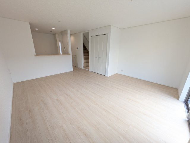 我孫子市湖北台　第25　新築戸建て　１号棟の居間・リビング|家族の会話が自然と弾む、広々としたゆとりのLDK。南西向きの窓からたっぷりの光が射し込む明るく快適な空間です。