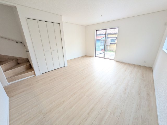 我孫子市湖北台　第25　新築戸建て　１号棟の居間・リビング|居心地の良いデザインと機能性を両立。ご友人を招いたり、趣味を楽しんだり、様々なシーンで活躍する団らんの中心地です。