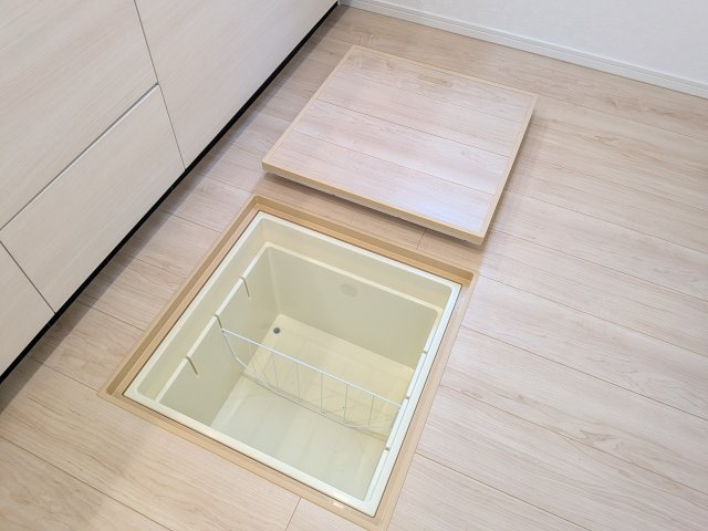 我孫子市湖北台　第25　新築戸建て　１号棟のキッチン|キッチン周りのストック品収納に便利な床下収納。
かさばる飲料水や調味料をまとめてストックでき、キッチンがスッキリ片付きます。