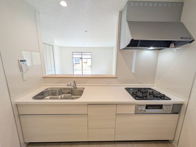 我孫子市湖北台　第25　新築戸建て　１号棟のキッチン|対面式カウンターでリビングとの一体感を演出。使いやすい動線と豊富な収納で、毎日の料理時間も快適に過ごせます。