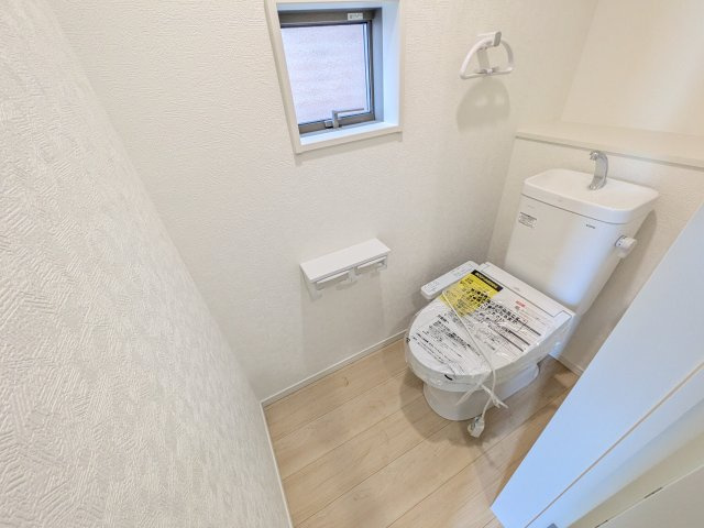 我孫子市湖北台　第25　新築戸建て　１号棟のトイレ|少ない水でもパワフルに洗浄する節水設計。清潔さと機能性を両立させた、毎日気持ち良く使えるトイレ空間です。