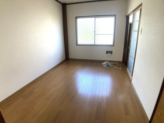BLAN CUBE西山の居間・リビング|洋室6帖のお部屋、窓が有り明るいです