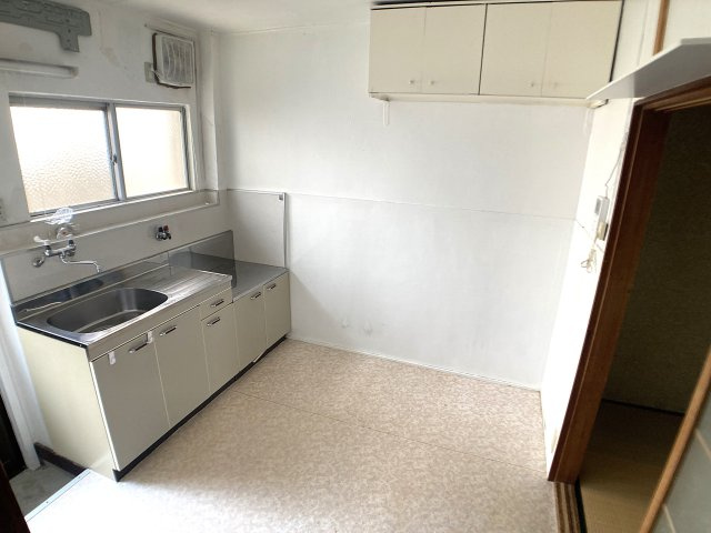 BLAN CUBE西山の居間・リビング|ダイニングスペース、上部に収納棚も有ります