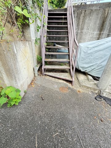 ☆公道から階段を上がって高台の戸建へ上がります☆