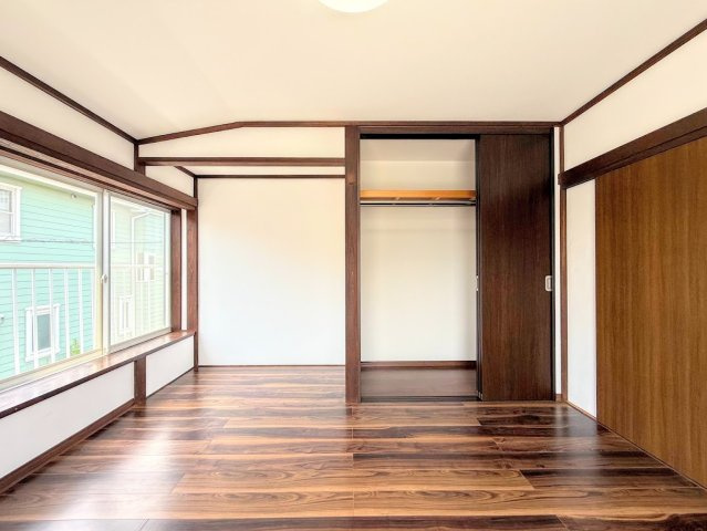 栄区本郷台3丁目　中古戸建て　第2の洋室|◆室内はいつも明るい印象なので気持ちの良い朝を迎えられます。各部屋にはクローゼットを完備しており、収納が多いお家はすっきりして快適空間です。