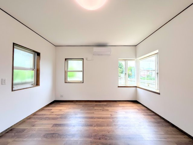 栄区本郷台3丁目　中古戸建て　第2の洋室|◆子どものスタディ空間として、あるいは書斎やホビールームとして生活スタイルに合わせて使えるプライベートルーム。居心地のいい落ち着いたインテリアが似合います。