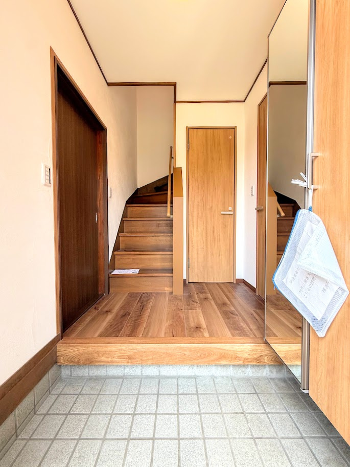 栄区本郷台3丁目　中古戸建て　第2の玄関|◆明るい玄関です！散らかりやすい玄関もスッキリする大容量のシューズボックス付き。