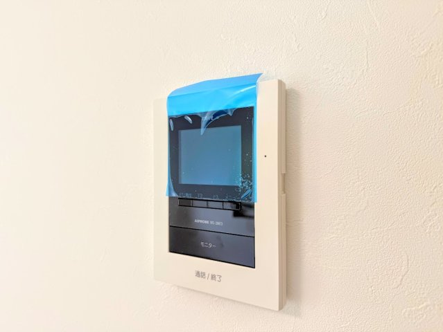 栄区本郷台3丁目　中古戸建て　第2のセキュリティ|◆玄関に行かなくても来訪者が確認でき、ハンズフリーで会話をすることが出来ます。モニターを確認する事によって防犯効果も高まります。