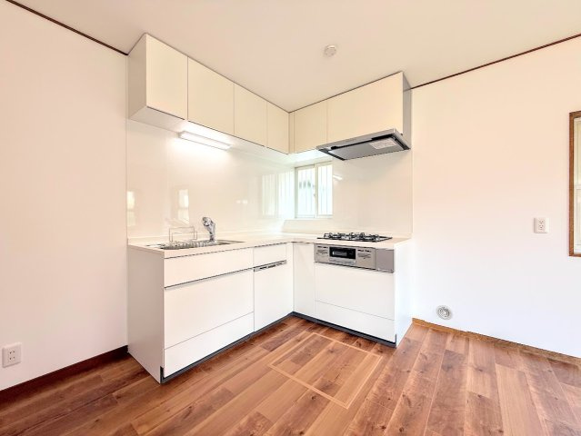 栄区本郷台3丁目　中古戸建て　第2のキッチン|◆キッチンからダイニングやリビングが見渡せるキッチン。料理をしながら家族とコミュニケーションをとれるだけでなく、大きな開放感も得られることができます。