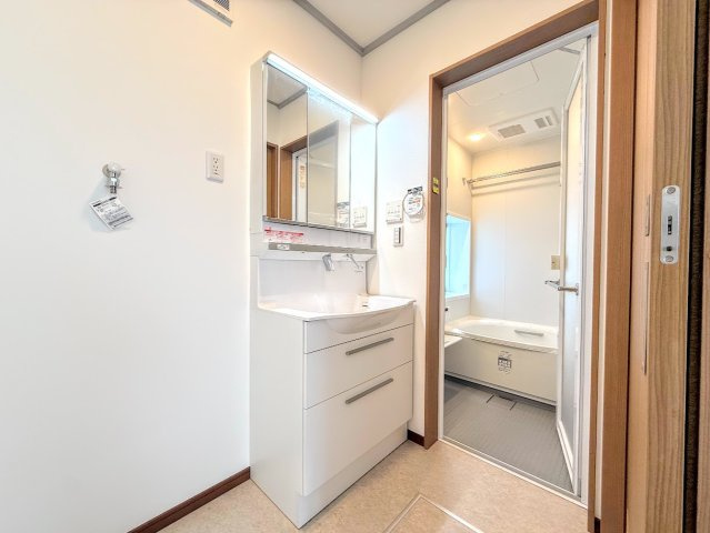 栄区本郷台3丁目　中古戸建て　第2の独立洗面台|◆毎日使う場所だから、機能的で使いやすさに配慮したパウダールーム。すっきりと使えるように収納も豊富にご用意しています。