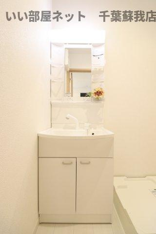 トラスト松ヶ丘の独立洗面台|朝の支度にも助かる、独立の洗髪洗面化粧台