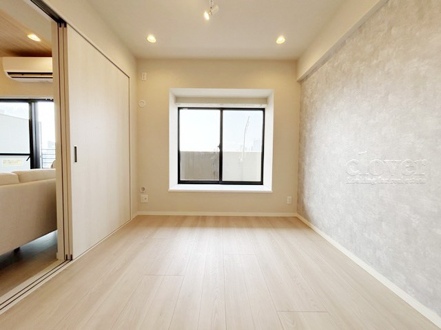 【子供部屋】 | ライオンズプラザ新板橋 | 洋室3　窓から明るい光が差し込む洋室。ベッドを置いて個人居室にする場合は、多くの時間を過ごすことになる空間です。使い勝手や落ち着きを想像してください。～即日のご見学可能～　お問合せはお気軽にどうぞ。