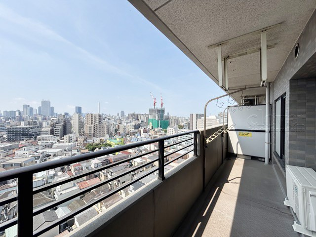 【バルコニー】 | ライオンズプラザ新板橋 | バルコニーの様子。ここからの眺めが、日々のストレスを発散してくれることでしょう。ちなみにバルコニーは専有部分ではなく「共用部分」の扱いです。～即日のご見学可能～　お問合せはお気軽にどうぞ。