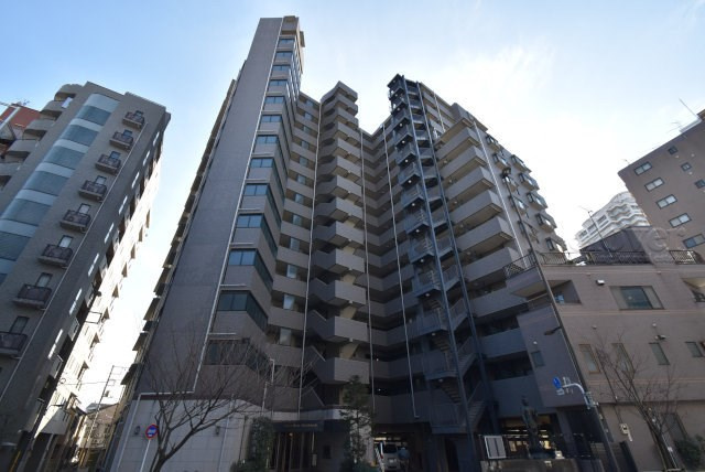 【外観】 | ライオンズプラザ新板橋 | 手入れの行き届いた外壁やエントランスなど、「見ればわかる」レベルで清潔感を保ったマンションです。築年数を感じさせない姿で皆様をお出迎えします。～即日のご見学可能～　お問合せはお気軽にどうぞ。