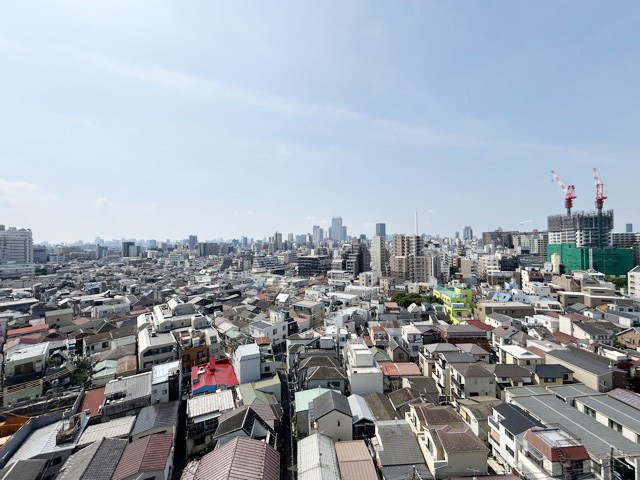 【展望】 | ライオンズプラザ新板橋 | 眼前に広がる空の雄大さと、このお部屋の自慢の一つである「眺望」をご覧ください。毎日、この景色を独り占めできる新生活に夢が広がります。～即日のご見学可能～　お問合せはお気軽にどうぞ。