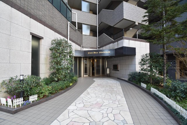 【エントランス】 | ライオンズプラザ新板橋 | オートロックを備えた、マンションのエントランス。やはりセキュリティの観点は欠かすことができません。皆様を“安全”に送り出し、出迎えてくれます。～即日のご見学可能～　お問合せはお気軽にどうぞ。