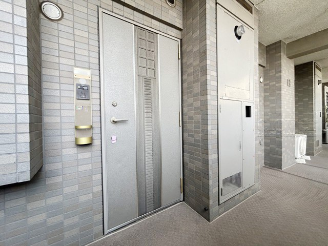 【その他共用部分】 | ライオンズプラザ新板橋 | ダブルロック式の玄関ドアが皆様をお出迎え。お部屋のセキュリティの観点からも、うれしい設備ですね。玄関の色もシックで良い感じです。～即日のご見学可能～　お問合せはお気軽にどうぞ。