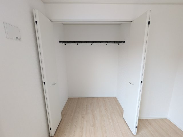 我孫子市湖北台　第25　新築戸建て　2号棟の収納|大容量のクローゼットを完備。衣類から季節家電までスッキリ片付き、空間を有効活用できます。