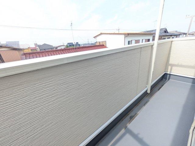 我孫子市湖北台　第25　新築戸建て　2号棟のバルコニー|広々としたワイドバルコニーは、日当たり良好で毎日の洗濯物干しに最適です。