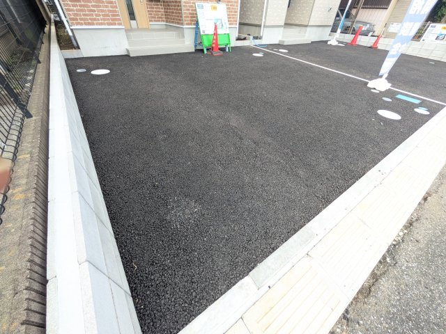 我孫子市湖北台　第25　新築戸建て　2号棟の駐車場|駐車2台可能で、出し入れしやすいゆとりのカースペース。
月々の駐車場代が不要な点も大きな魅力です。