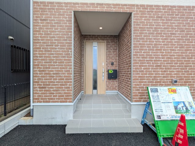 我孫子市湖北台　第25　新築戸建て　2号棟の玄関|玄関ドアはカードキーで開閉も楽々♪
スマホでの開錠と施錠も可能です！
玄関上部には人感センサー付きのダウンライトがあるので、夜間の帰宅時に自動で点灯してくれます♪
防犯対策面にも一役買ってくれます！