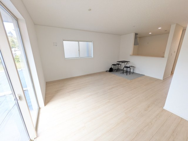 我孫子市湖北台　第25　新築戸建て　2号棟の居間・リビング|家族の会話が自然と弾む、広々としたゆとりのLDK。南西向きの窓からたっぷりの光が射し込む明るく快適な空間です。
