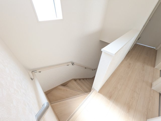 我孫子市湖北台　第25　新築戸建て　2号棟の内装|窓付きで明るい階段は、手すり付きでお子様からご年配の方まで安心して上り下りができます♪