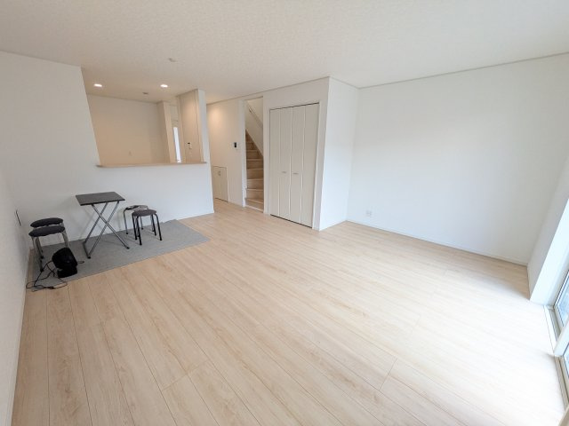 我孫子市湖北台　第25　新築戸建て　2号棟の居間・リビング|居心地の良いデザインと機能性を両立。ご友人を招いたり、趣味を楽しんだり、様々なシーンで活躍する団らんの中心地です。