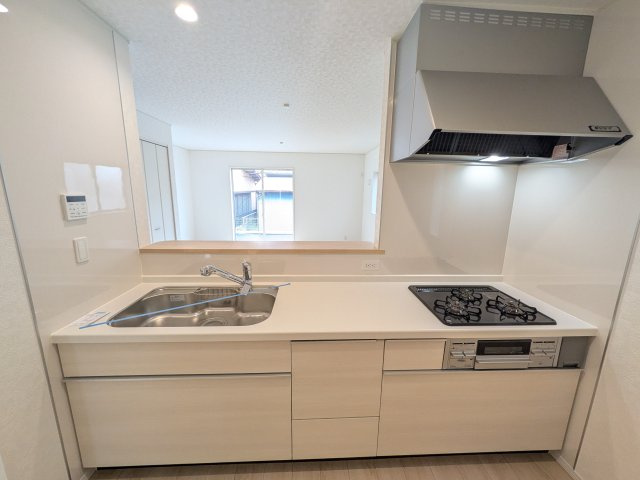 我孫子市湖北台　第25　新築戸建て　2号棟のキッチン|対面式カウンターでリビングとの一体感を演出。使いやすい動線と豊富な収納で、毎日の料理時間も快適に過ごせます。