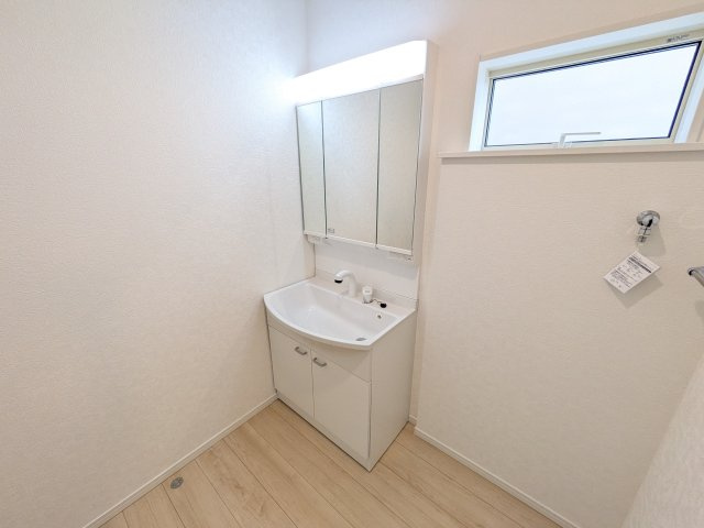 我孫子市湖北台　第25　新築戸建て　2号棟の独立洗面台|三面鏡の洗面化粧台はミラー扉の内側がすべて収納スペースになっており、収納力も魅力的です♪
ボックスティッシュも収納可能で、可変トレイは収納物に応じて高さ調整ができます！
取り外して洗えるので清潔です♪