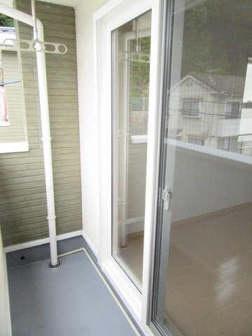プロムナード瀬野Ｂのバルコニー|外からの目が気にならないバルコニーで洗濯物が干せます