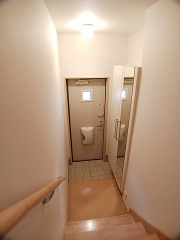 グレイスフルＫの玄関|収納もある玄関です