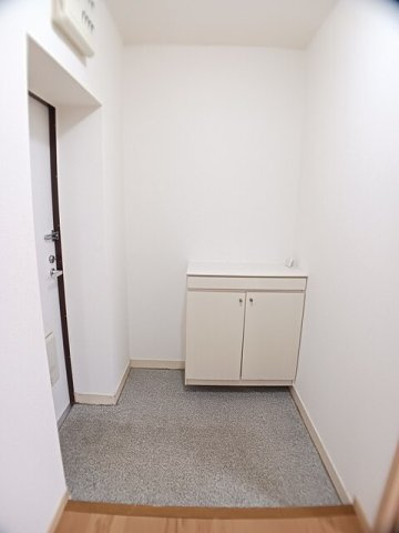ひまわりＢの玄関|明るい玄関です