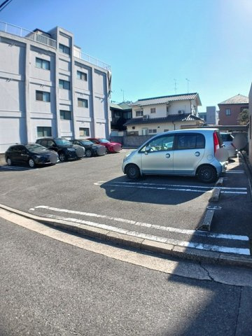 グランジュネッスの駐車場|駐車場があります