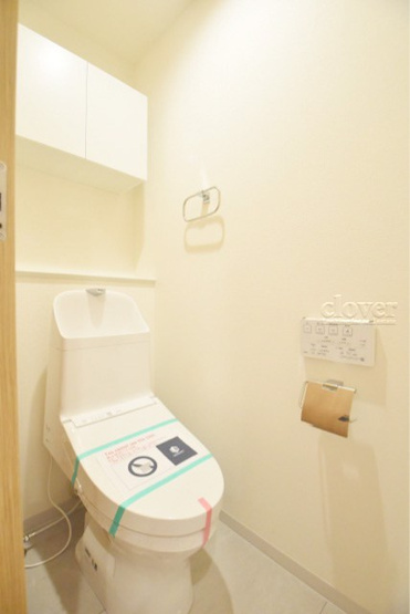 【トイレ】 | マイファリエ・エレガンテ | 温水洗浄便座付き　上部に収納を備えたトイレです。自宅の中でも最もプライベートな空間だからこそ、ほしい「落ち着き」がここにあります。～即日のご見学可能～　お問合せはお気軽にどうぞ。