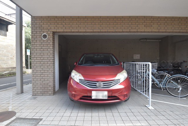 【駐車場】 | マイファリエ・エレガンテ | マンションの駐車場スペース。空きの有無や駐車料金、サイズ規定などについては、改めてお問い合わせください。～即日のご見学可能～　お問合せはお気軽にどうぞ。