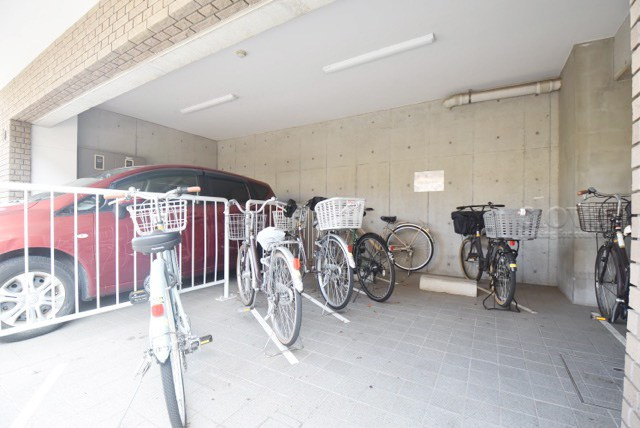 【駐輪場】 | マイファリエ・エレガンテ | 自転車置き場。マンションの共用部にあたります。空きの有無や駐輪料金、各戸の台数制限などについては、改めてお問い合わせください。～即日のご見学可能～　お問合せはお気軽にどうぞ。