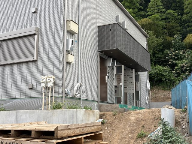 稲城市大丸のアパートのエントランス