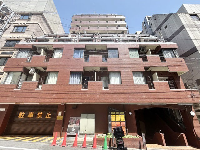 【外観】 | ライオンズプラザ新宿 | 手入れの行き届いた外壁やエントランスなど、「見ればわかる」レベルで清潔感を保ったマンションです。築年数を感じさせない姿で皆様をお出迎えします。～即日のご見学可能～　お問合せはお気軽にどうぞ。

