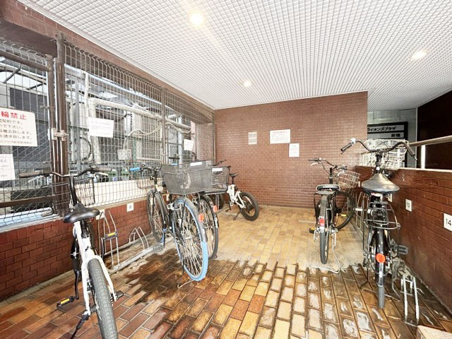 【駐輪場】 | ライオンズプラザ新宿 | 自転車置き場。マンションの共用部にあたります。空きの有無や駐輪料金、各戸の台数制限などについては、改めてお問い合わせください。～即日のご見学可能～　お問合せはお気軽にどうぞ。
