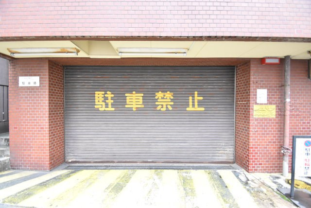 【駐車場】 | ライオンズプラザ新宿 | マンションの駐車場スペース。空きの有無や駐車料金、サイズ規定などについては、改めてお問い合わせください。～即日のご見学可能～　お問合せはお気軽にどうぞ。
