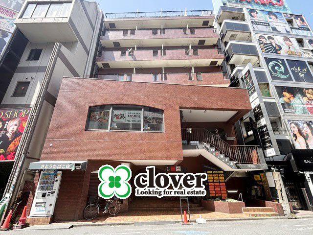 【外観】 | ライオンズプラザ新宿 | 青空によく映える建物です。手入れの行き届いた外壁やマンション正面エントランスなど、綺麗な姿をぜひ一度、現地にてご覧ください。～即日のご見学可能～　お問合せはお気軽にどうぞ。
