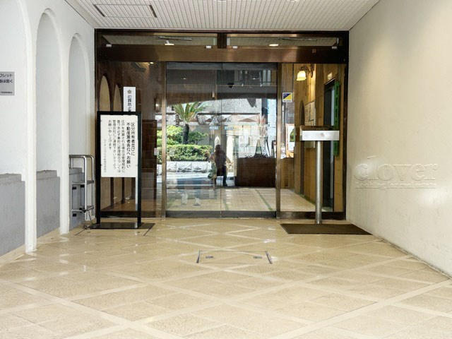 【エントランス】 | ライオンズプラザ新宿 | お客様を、そして住人を出迎えてくれるマンションのエントランス。ゴミが落ちていないことからも、管理状態の良さや住民の節度の高さが見て取れます。～即日のご見学可能～　お問合せはお気軽にどうぞ。