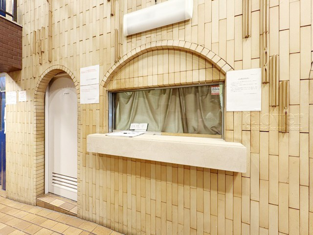 【受付】 | ライオンズプラザ新宿 | 管理人さんが勤務する管理室。このマンションがきれいに保たれているのは、もちろん管理人さんのおかげ。～即日のご見学可能～　お問合せはお気軽にどうぞ。

